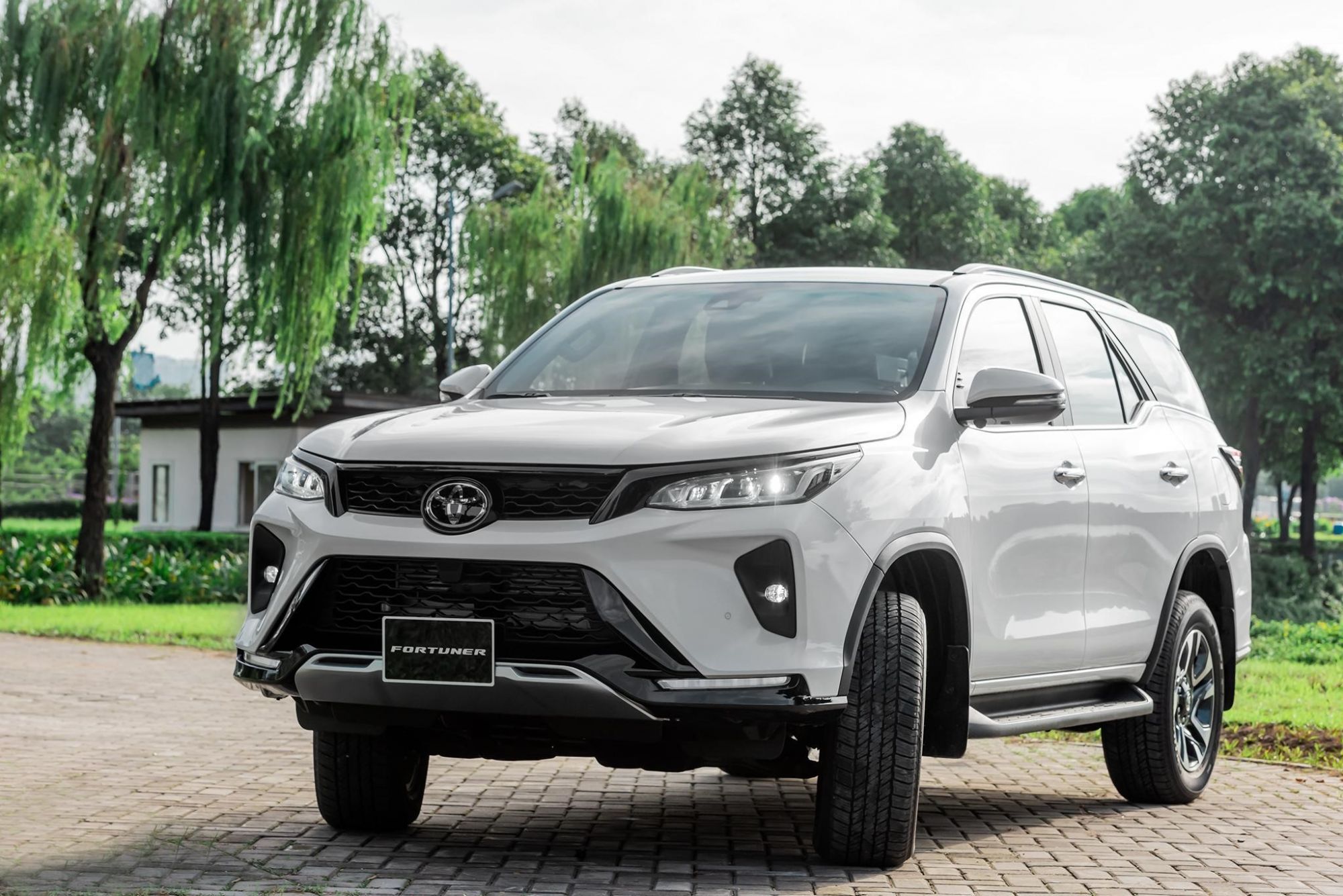 FORTUNER 2.4AT 4X2