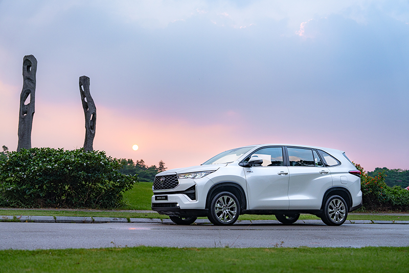 INNOVA CROSS HEV