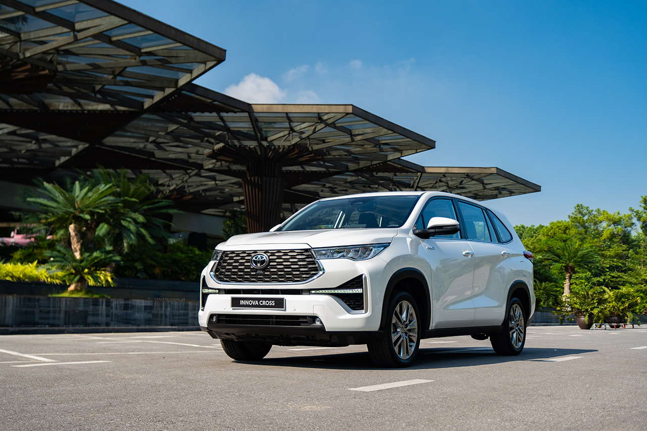 INNOVA CROSS HEV